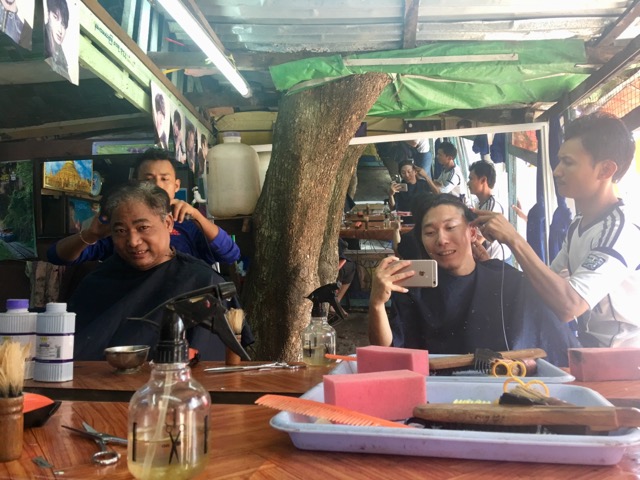 ミャンマーのローカル散髪屋