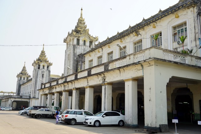 ヤンゴンの中央駅