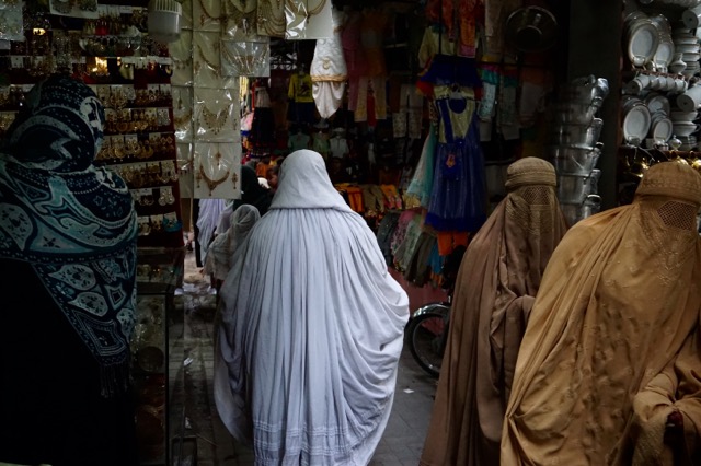 ペシャワールのバザールでブルカを着用した女性たち