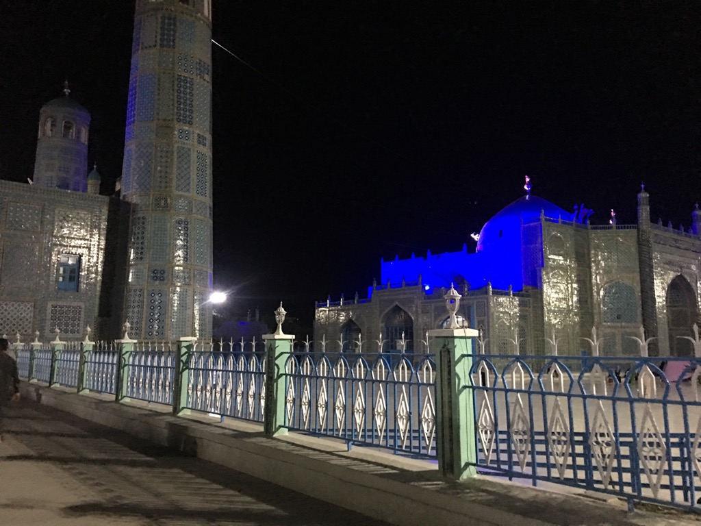 夜のアリーのモスク（ハズラト・アリー廟）