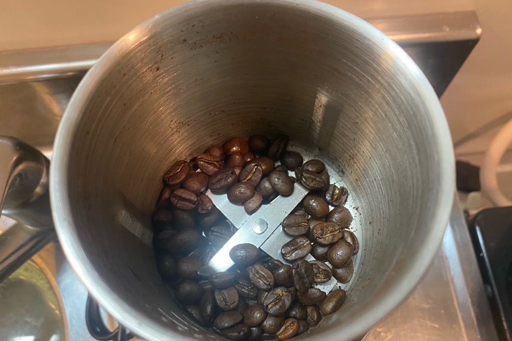 コーヒー豆をお好みの量入れます