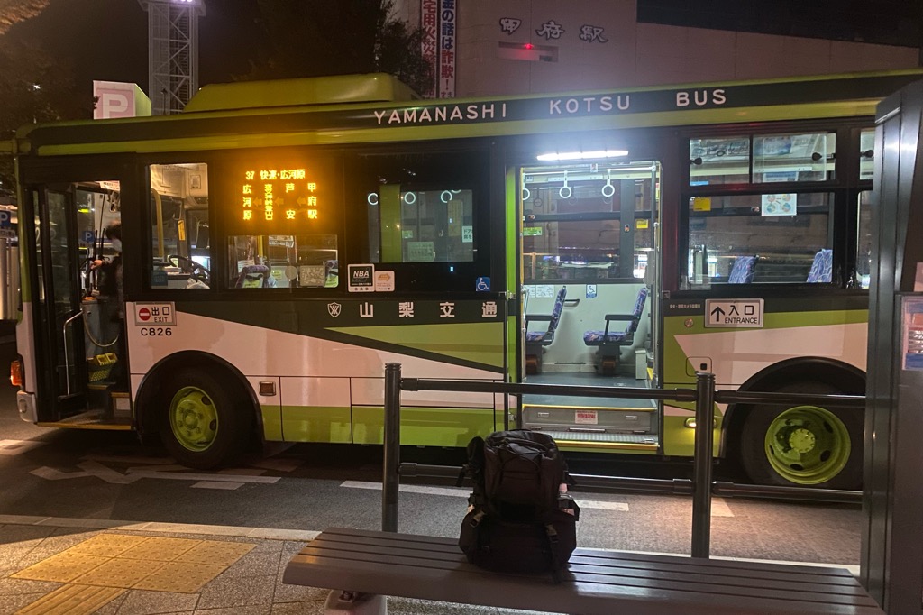 甲府駅4時35分発、広河原行のバス