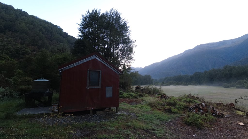 6時37分、Kiwi Hut